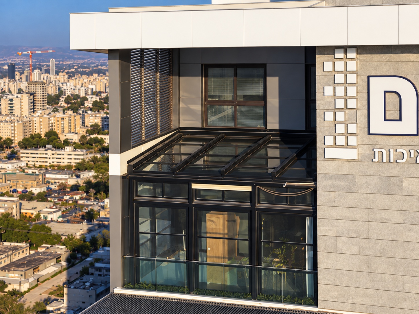 מרפסת זכוכית בחזית הפנטהאוז